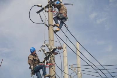 龍廟供電所對鎮(zhèn)政府配電變壓器進(jìn)行整治