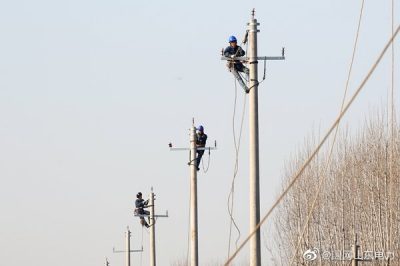 鄒平市供電公司對實戶農支線開展改造工作