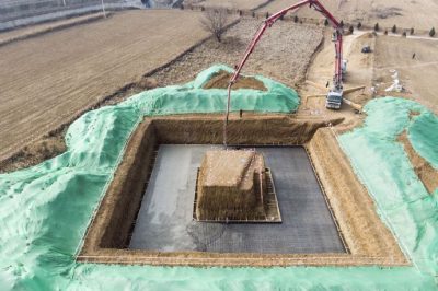 30米見方的深基坑內(nèi)澆制鐵塔基礎施工現(xiàn)場