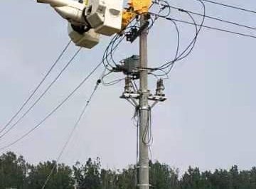 進(jìn)行帶電拆除高壓線。