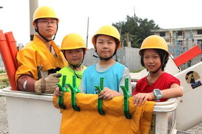 重慶30名兒童畫(huà)出心中的國(guó)家電網(wǎng)