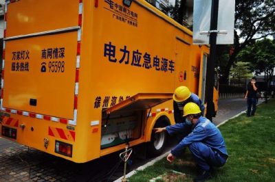 現(xiàn)場(chǎng)檢查供電設(shè)備，為供電電源接入應(yīng)急發(fā)電車