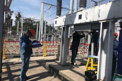 雍城變電運維班對110千伏石頭坡變進行石雍開關機構更換