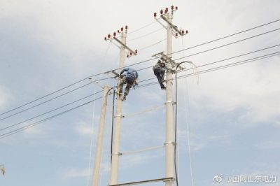 國(guó)網(wǎng)莒縣供電公司施工人員在洛河鎮(zhèn)安嶺村安裝該村2號(hào)臺(tái)區(qū)