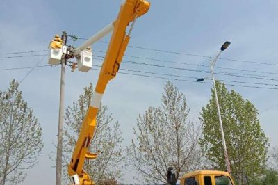 在10千伏五岔口支線2號桿，帶電更換設(shè)備線夾