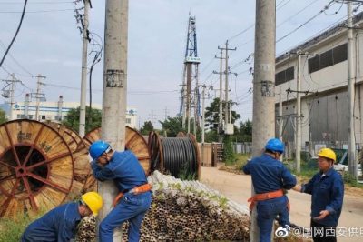 高新供電分公司對新進人員進行上桿培訓(xùn)