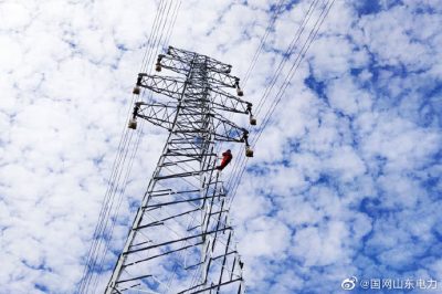 在110千伏上林送出工程D18、D19號段進行附件安裝