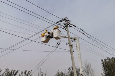 在10千伏孫安線10號桿對雙語中學(xué)變壓器進(jìn)行帶電接引流線作業(yè)