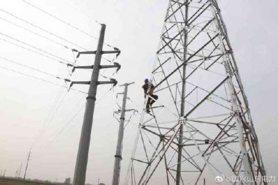 在35千伏觀城輸變電線路新建工程現(xiàn)場進(jìn)行鐵塔組立工作