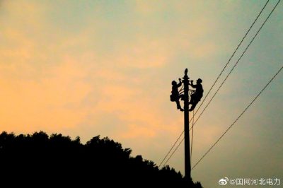 對楊橋鎮(zhèn)楊橋村“煤改電”臺區(qū)進(jìn)行放線施工