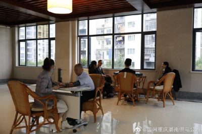 國網(wǎng)重慶綦南供電公司為公司職工開展健康咨詢活動。 ????