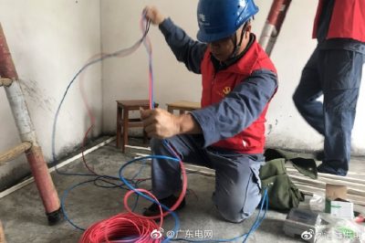 免費為貧困戶裝電表、鋪設(shè)安全的室內(nèi)電線