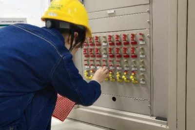 變電運維人員在330千伏洋縣變開展二次標示及壓板核對工作