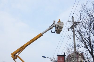 在10千伏彩印廠線華明分支19號(hào)桿進(jìn)行帶電更換發(fā)熱線夾