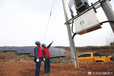 上門巡視檢查光伏發(fā)電線路、設(shè)備的運(yùn)行情況
