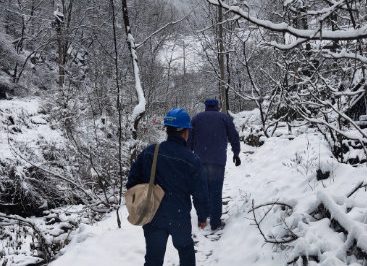 冒雪搶修，只為盡早恢復(fù)供電