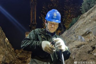 搶修受損電纜，及時恢復供電