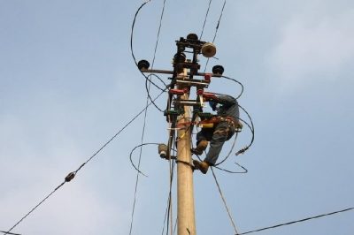 為10千伏李邢5328線更換電桿、金具