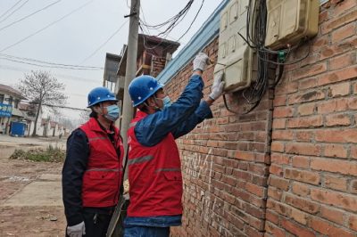 為客戶檢查計量裝置，檢查電表進出線路