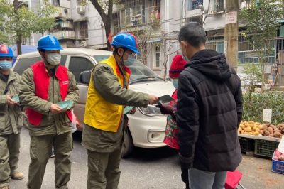 為社區(qū)孤寡老人普及用電安全知識(shí)、檢查用電安全