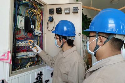 對(duì)校園內(nèi)外的電力線路、設(shè)備安全隱患進(jìn)行全面排查