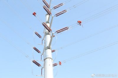 對新建線路進行防震錘、間隔棒的安裝作業(yè)