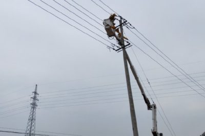 在10千伏孫化屯線28號(hào)桿李劉莊開(kāi)關(guān)電源側(cè)進(jìn)行帶電接火作業(yè)