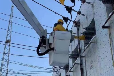開展上夼線、曹家線、宋家線三條10千伏出線的帶電卡、接火工作