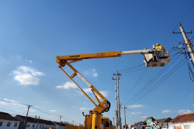 對(duì)10千伏段家線(xiàn)73號(hào)桿進(jìn)行帶電接火作業(yè)