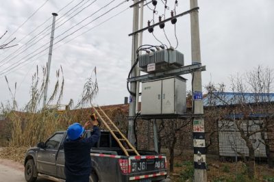 對(duì)舊城鎮(zhèn)云莊村煤改電線路設(shè)備進(jìn)行巡視測(cè)溫