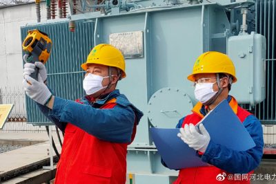 運維人員對轄區(qū)變電站進行測溫巡視