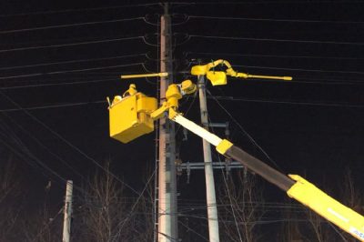 施展絕技帶電斷、接引流線恢復(fù)10千伏線路供電