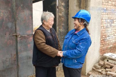 一邊幫助檢查室內(nèi)用電線路，消除用電隱患