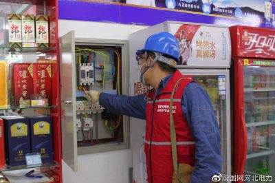 國(guó)網(wǎng)海興縣供電公司為村民檢查供暖設(shè)備，確保設(shè)備運(yùn)行正常