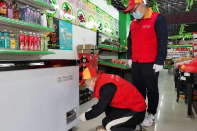 在轄區(qū)超市、門店進行安全用電檢查