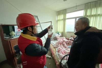 為山區(qū)孤寡老人、低保戶檢查家中用電線路，并現(xiàn)場(chǎng)講解安全用電知識(shí)