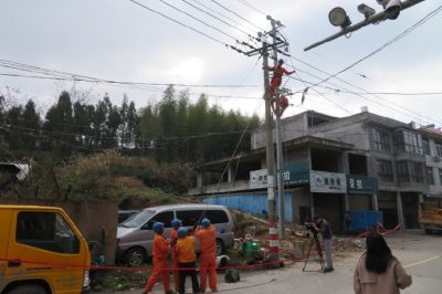 開(kāi)展10千伏墩頭線電力聯(lián)絡(luò)線的立桿、放線和智能開(kāi)關(guān)搭接施工
