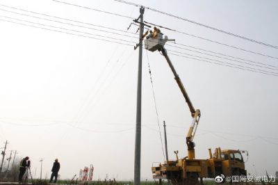 35千伏龍王廟變10千伏蘆西112線路，帶電安裝跌落式熔斷器