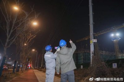 配電運(yùn)檢四班組織人員對(duì)濱江地區(qū)主要線路開(kāi)展夜間巡視