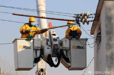 帶電斷接十二廟臺(tái)區(qū)的引流線，更換老化的跌落開關(guān)