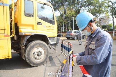 南方電網(wǎng)廣東東莞供電局的保電人員全程護(hù)航，助力“兩會(huì)”順利召開